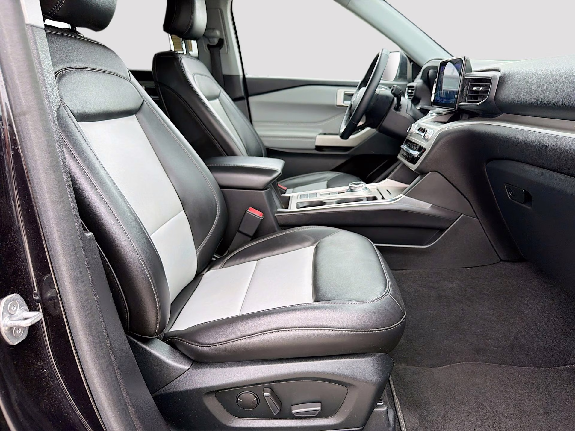 2022 Agate Black Metallic Ford Explorer XLT RWD SUV