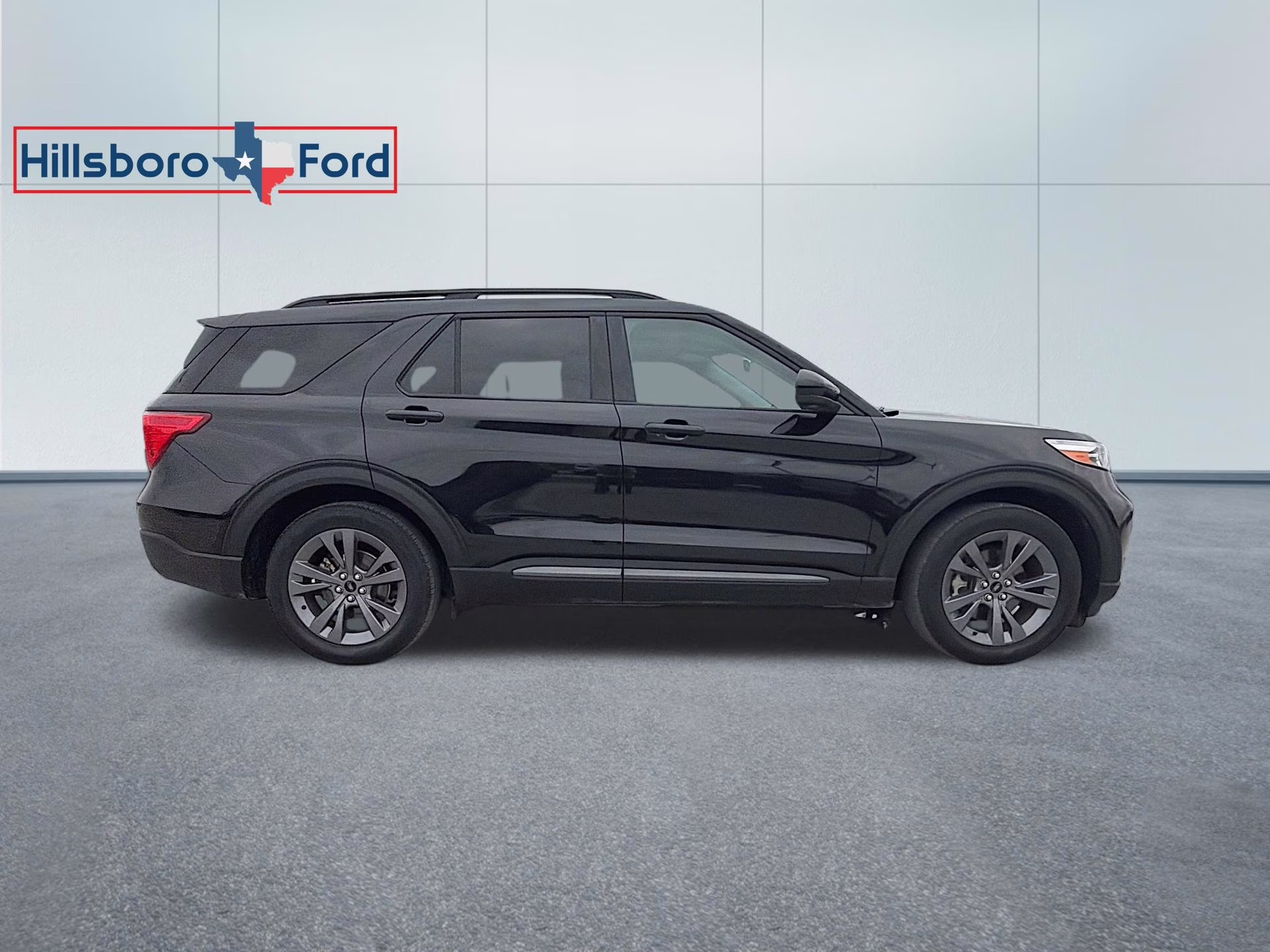 2022 Agate Black Metallic Ford Explorer XLT RWD SUV