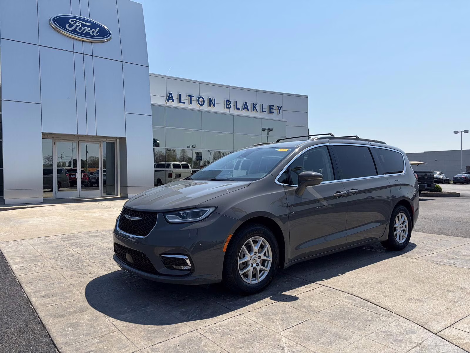 2022 Ceramic Gray Clearcoat Chrysler Pacifica Touring L FWD Van
