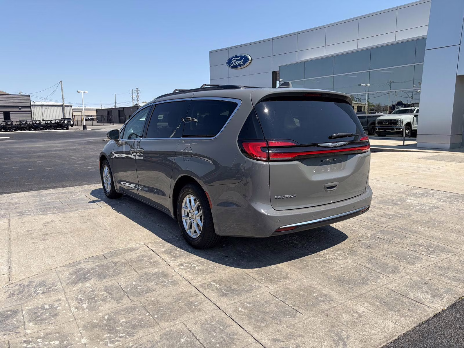 2022 Ceramic Gray Clearcoat Chrysler Pacifica Touring L FWD Van