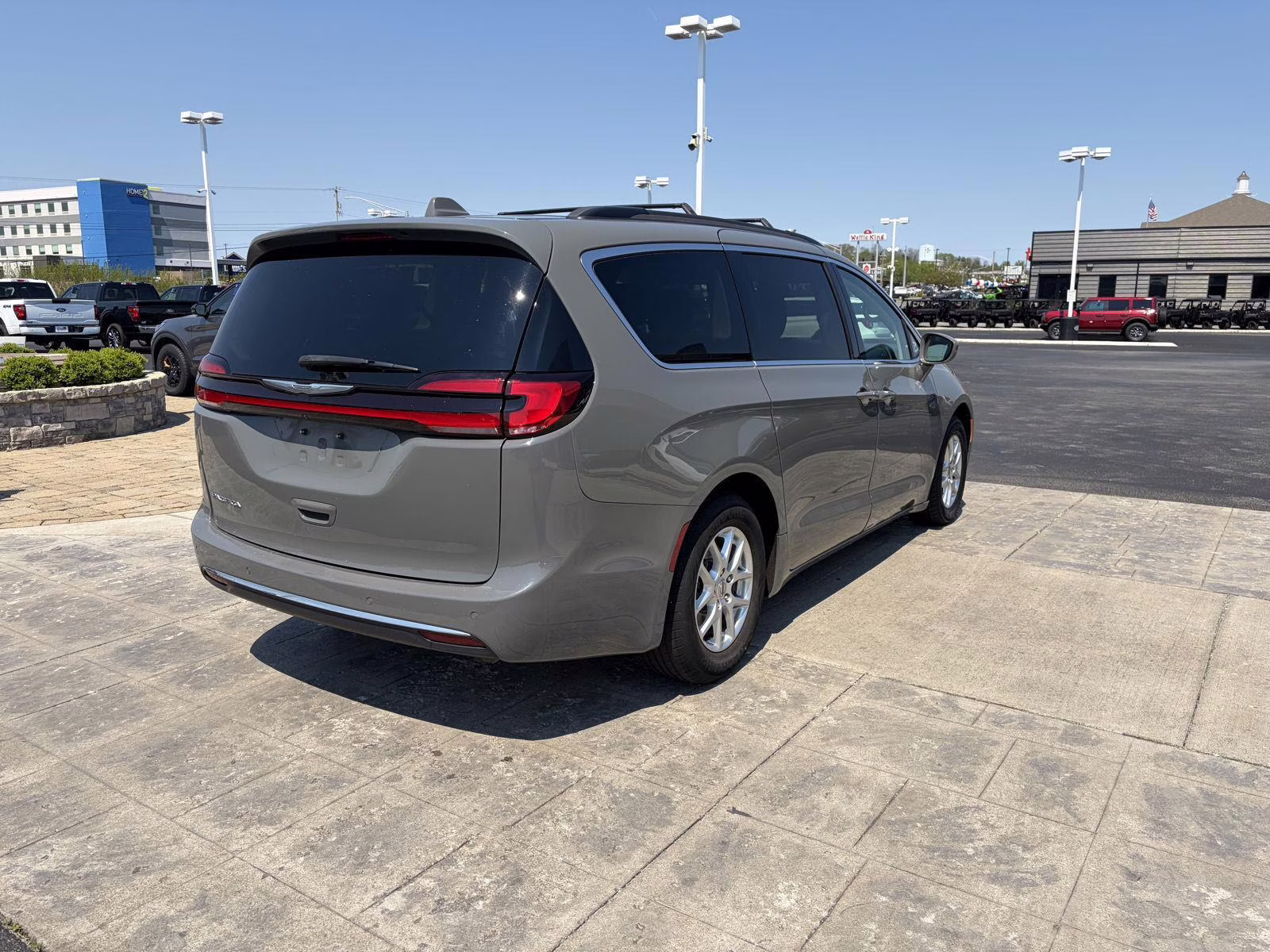 2022 Ceramic Gray Clearcoat Chrysler Pacifica Touring L FWD Van
