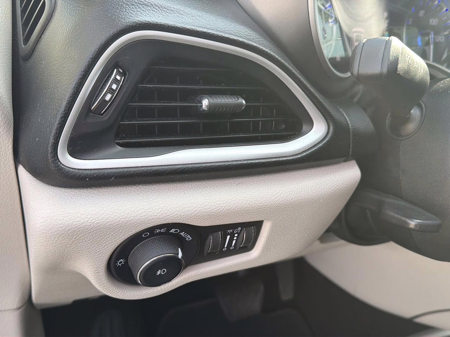 2022 Ceramic Gray Clearcoat Chrysler Pacifica Touring L FWD Van