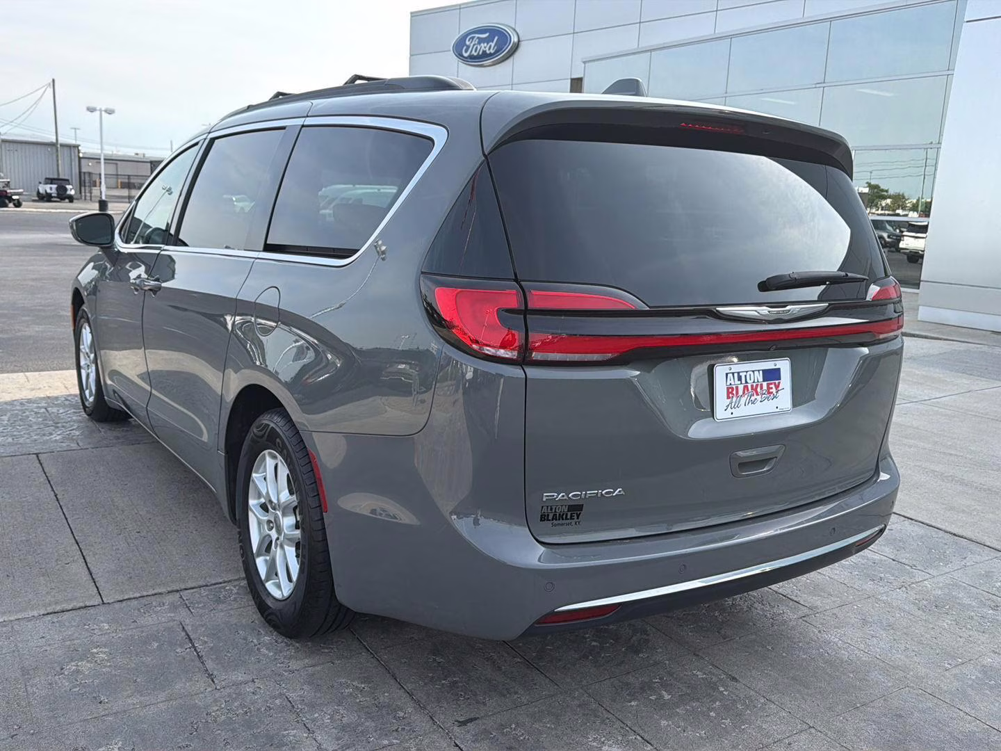 2022 Ceramic Gray Clearcoat Chrysler Pacifica Touring L FWD Van