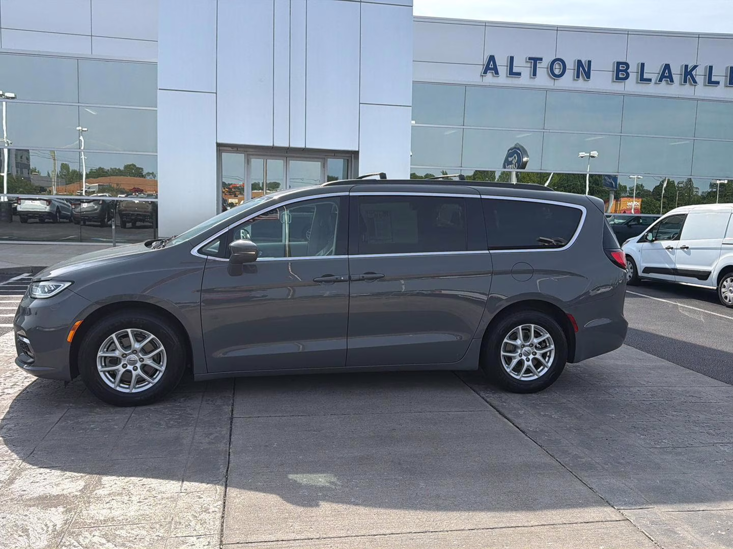 2022 Ceramic Gray Clearcoat Chrysler Pacifica Touring L FWD Van