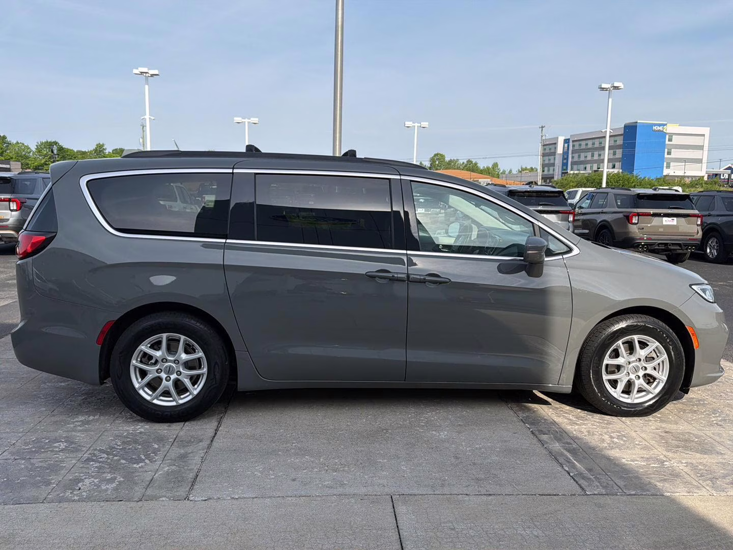 2022 Ceramic Gray Clearcoat Chrysler Pacifica Touring L FWD Van