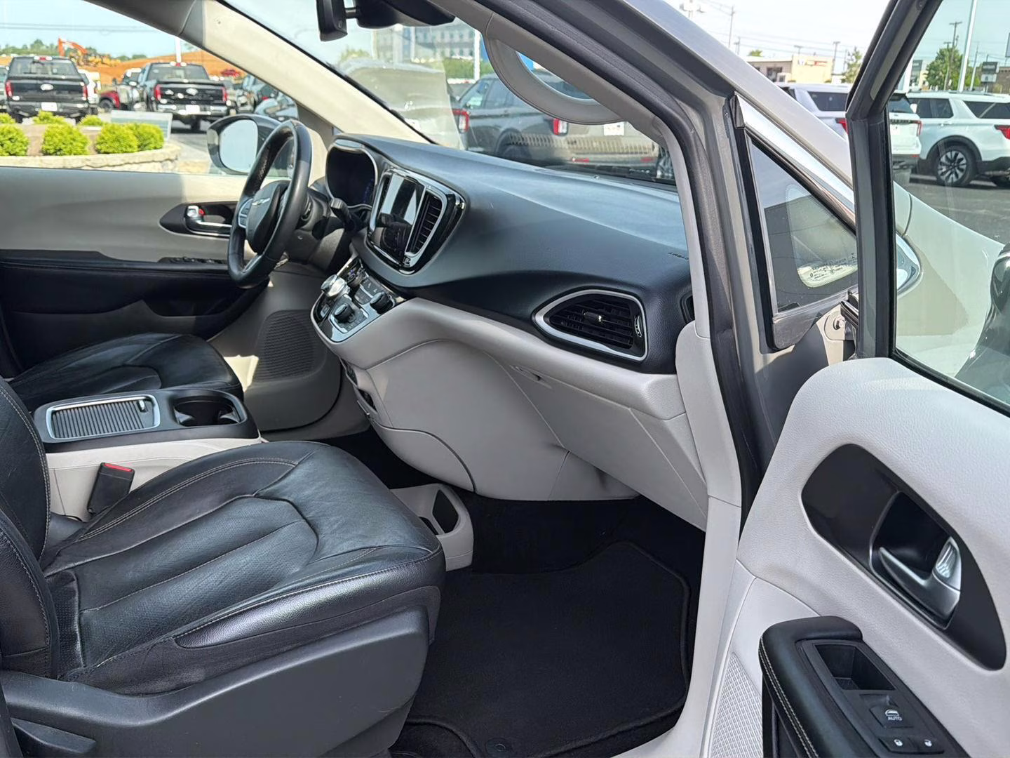 2022 Ceramic Gray Clearcoat Chrysler Pacifica Touring L FWD Van