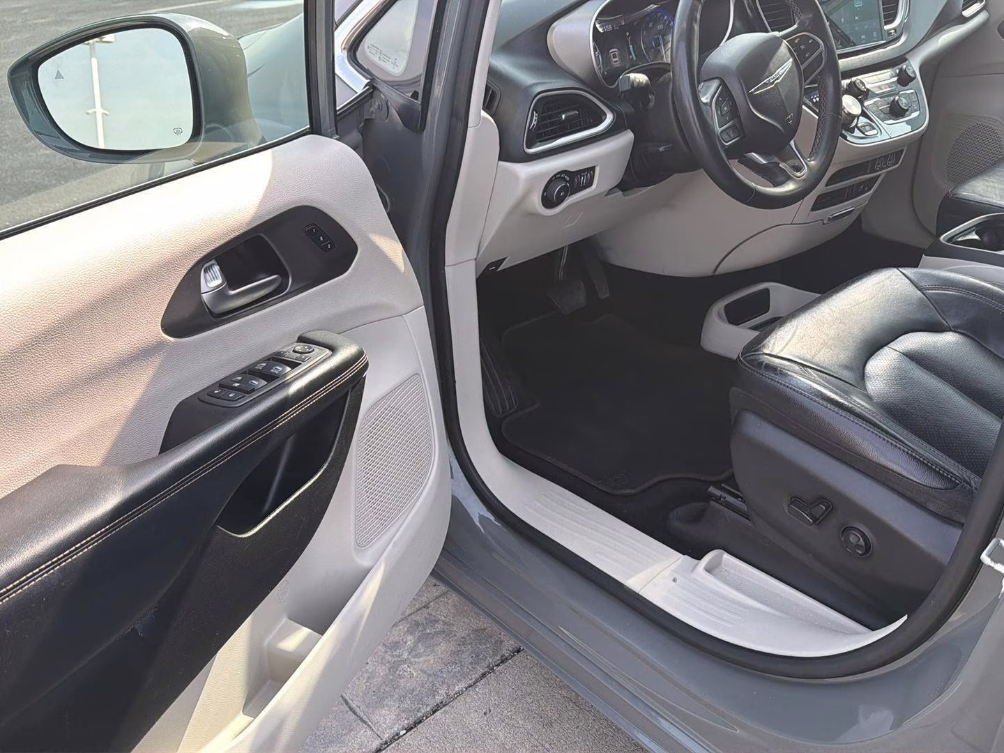 2022 Ceramic Gray Clearcoat Chrysler Pacifica Touring L FWD Van
