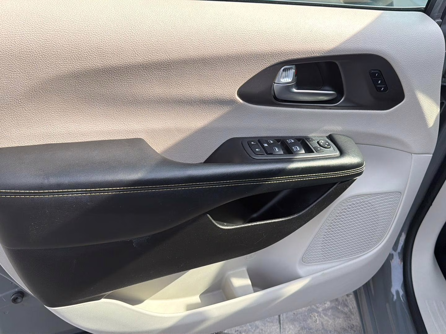 2022 Ceramic Gray Clearcoat Chrysler Pacifica Touring L FWD Van