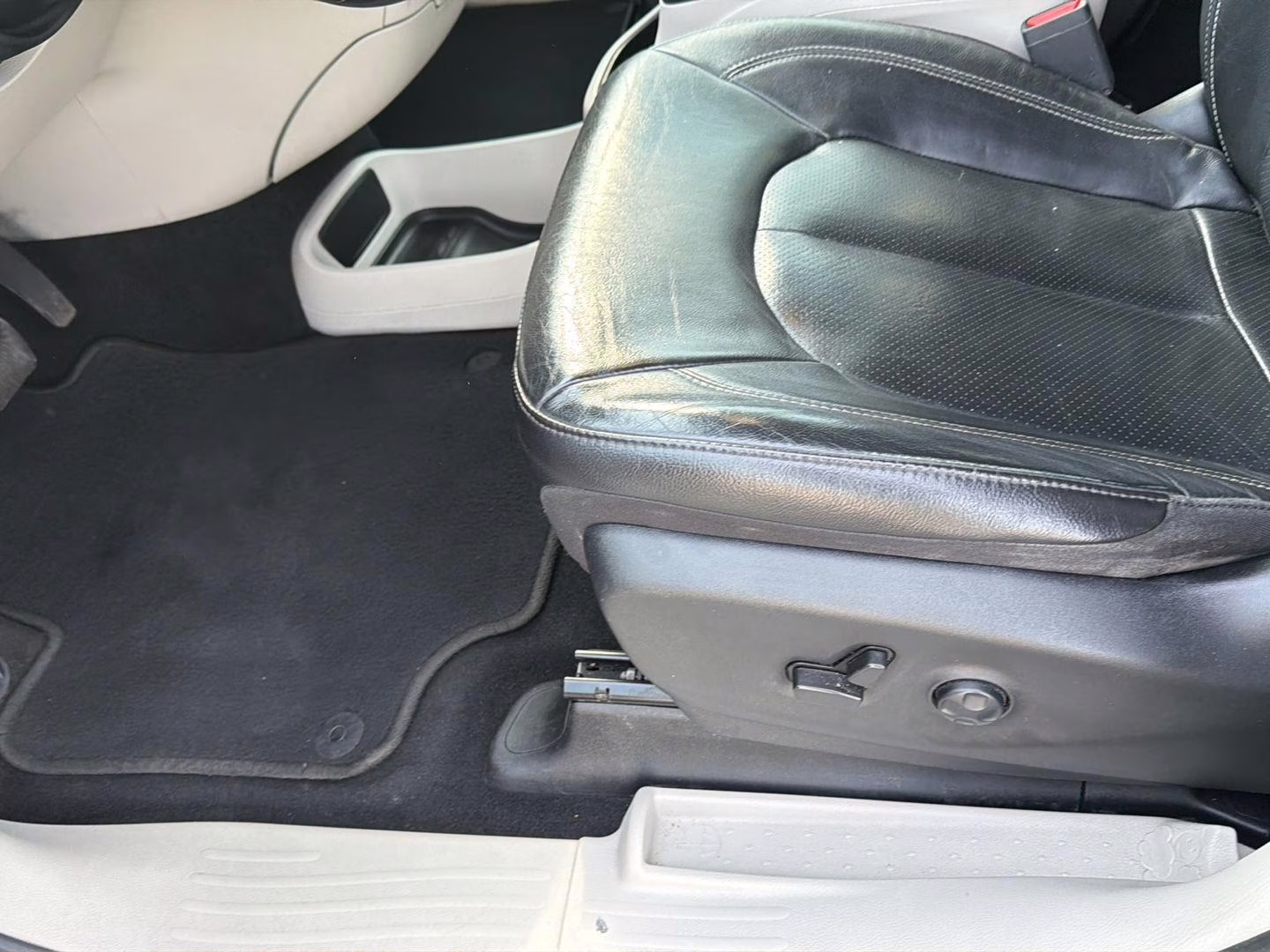 2022 Ceramic Gray Clearcoat Chrysler Pacifica Touring L FWD Van
