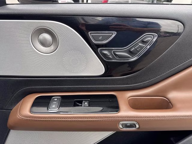 2020 Pearl Metallic Lincoln Aviator Reserve AWD SUV