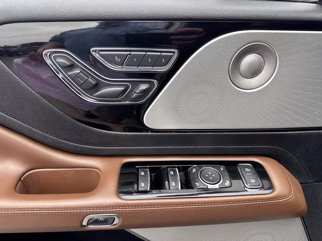 2020 Pearl Metallic Lincoln Aviator Reserve AWD SUV
