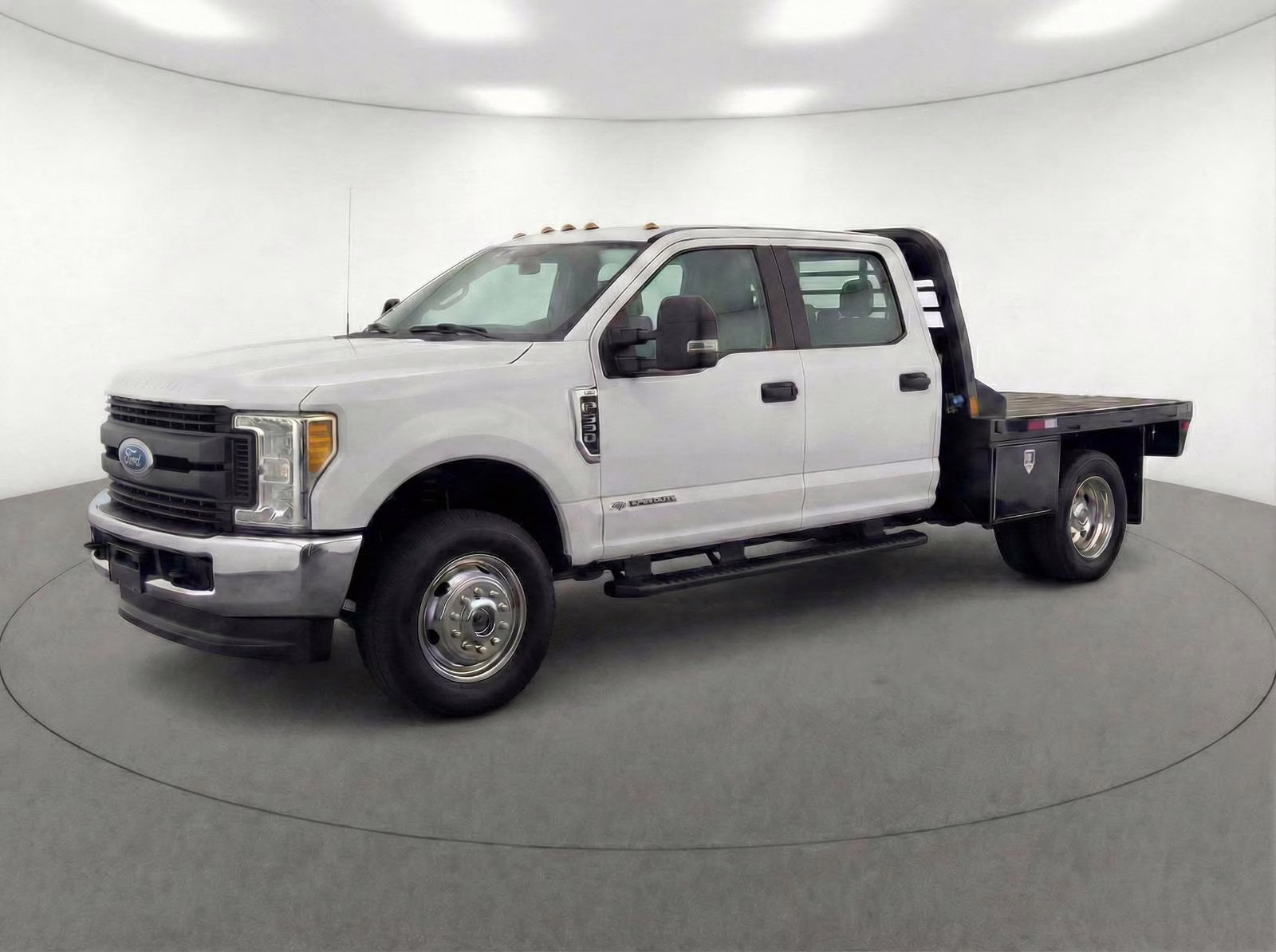 2018 Oxford White Ford Super Duty F-550 DRW XL 4X4 Truck