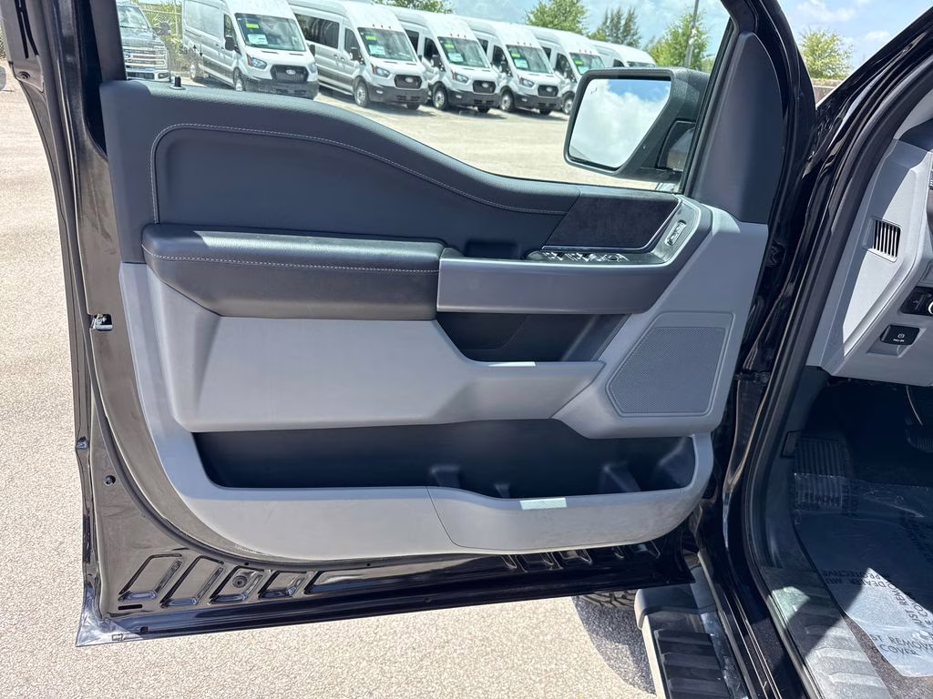 2025 Agate Black Metallic Ford F-150 XLT w/ LIFTKIT 4X4 Truck