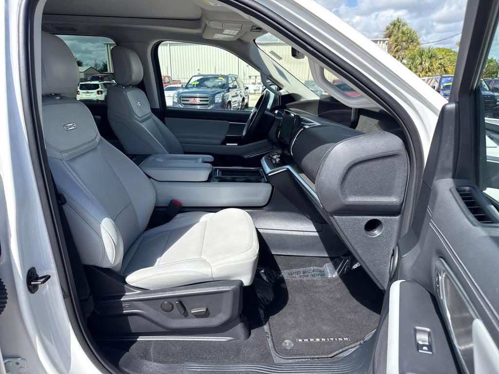 2025 Star White Metallic Tri-Coat Ford Expedition Max Platinum 4X4 SUV