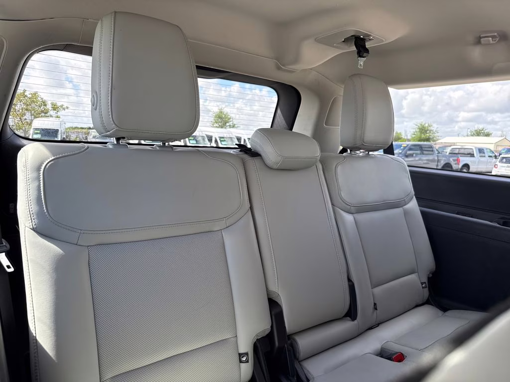 2025 Star White Metallic Tri-Coat Ford Expedition Max Platinum 4X4 SUV