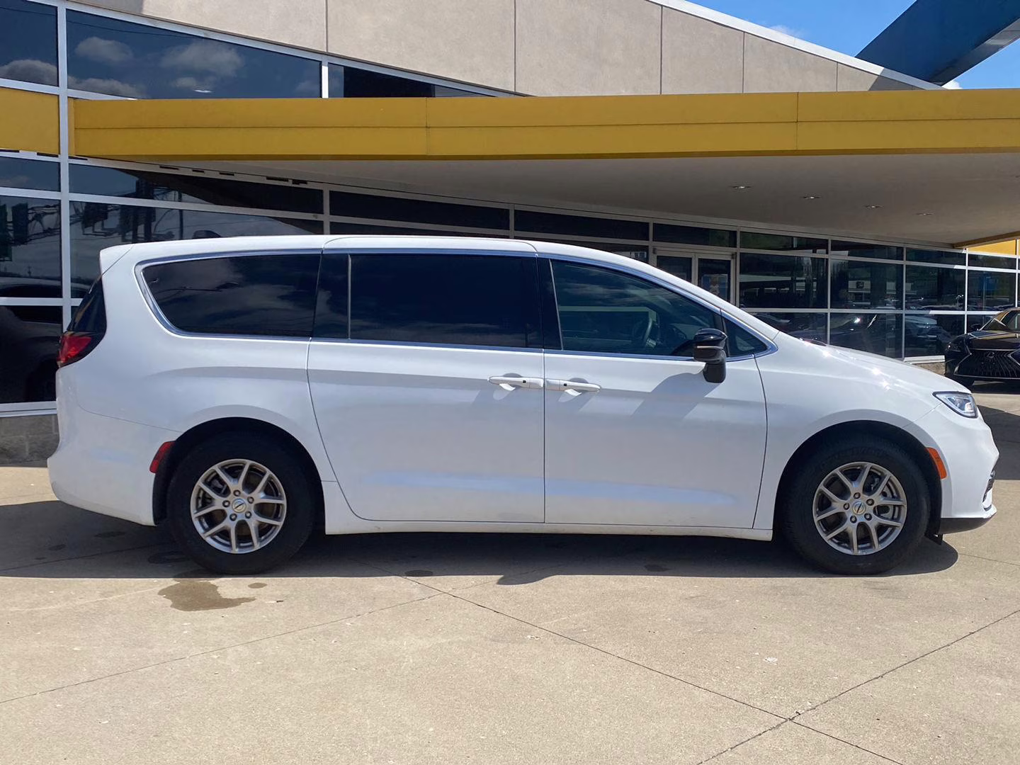 2025 Bright White Clearcoat Chrysler Pacifica Select FWD Van