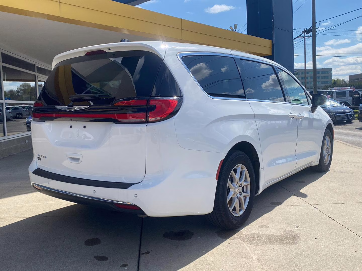 2025 Bright White Clearcoat Chrysler Pacifica Select FWD Van