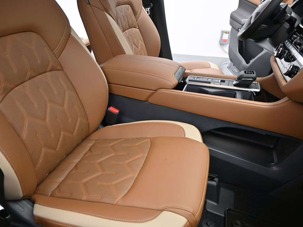 2026 Boulder Gray/Super Black Nissan Pathfinder Platinum FWD SUV