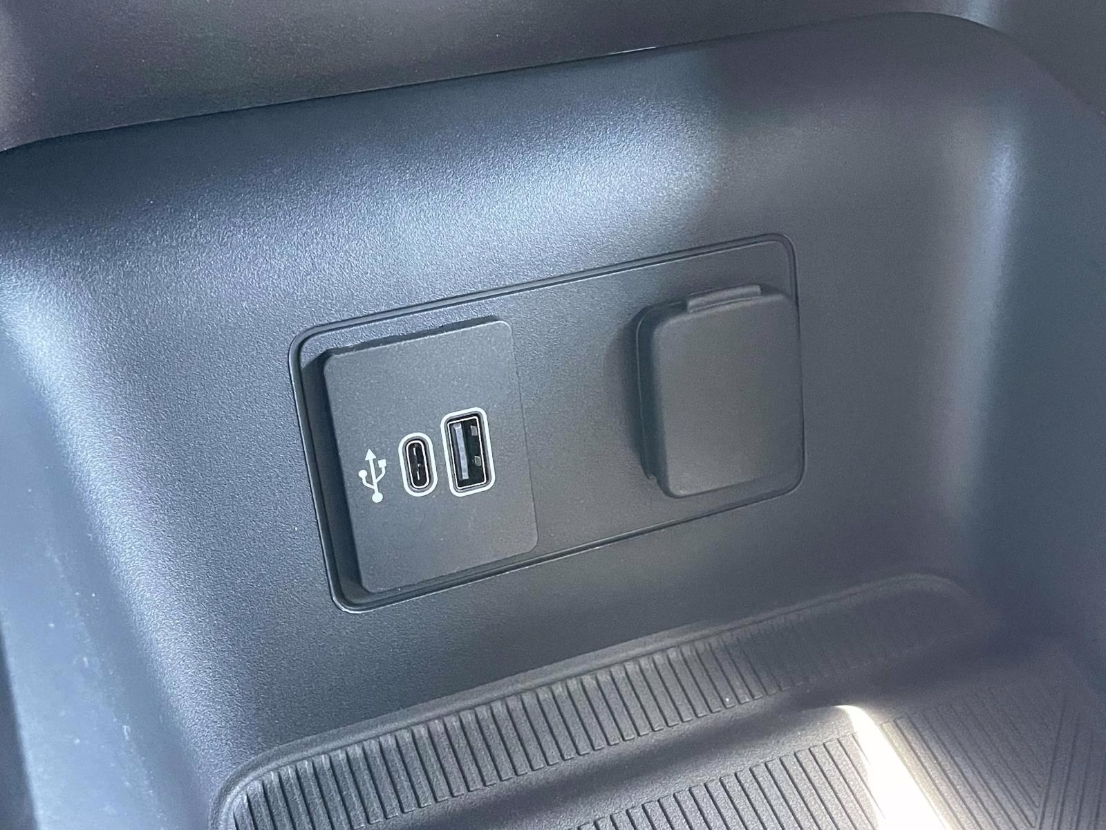 2026 White Metallic Ford Explorer Active RWD SUV