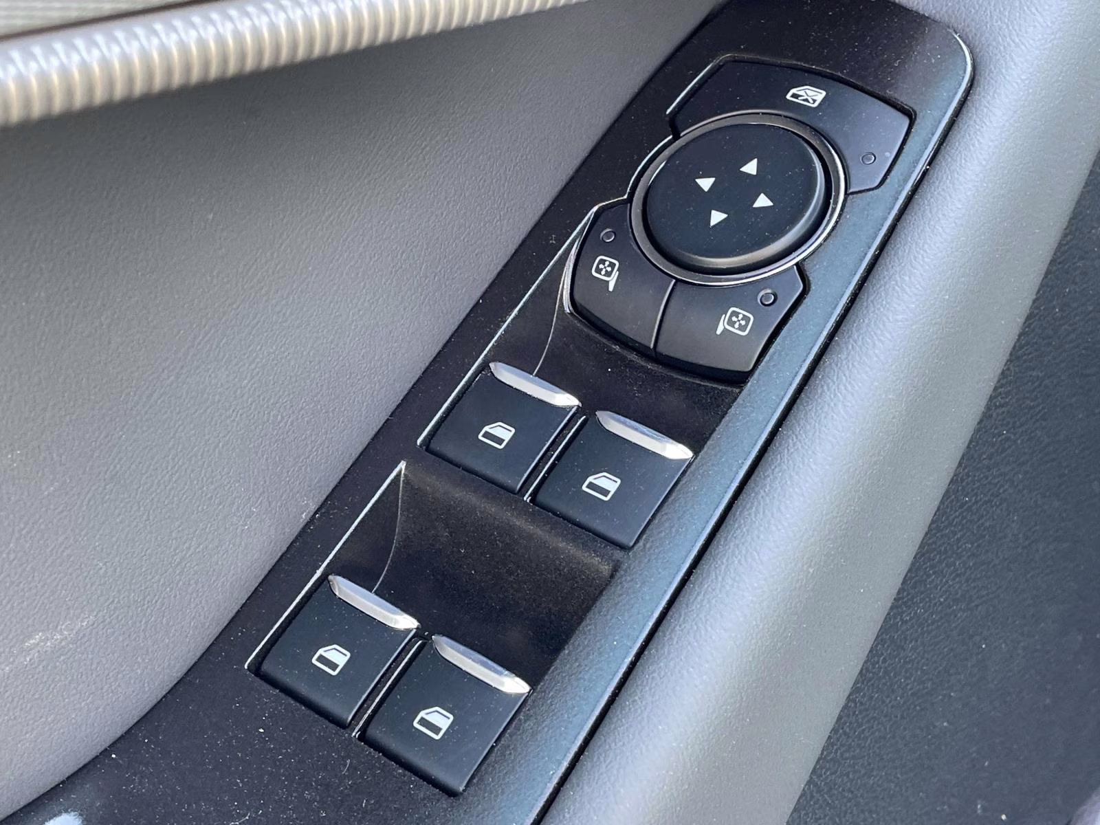 2026 White Ford Explorer Active RWD SUV