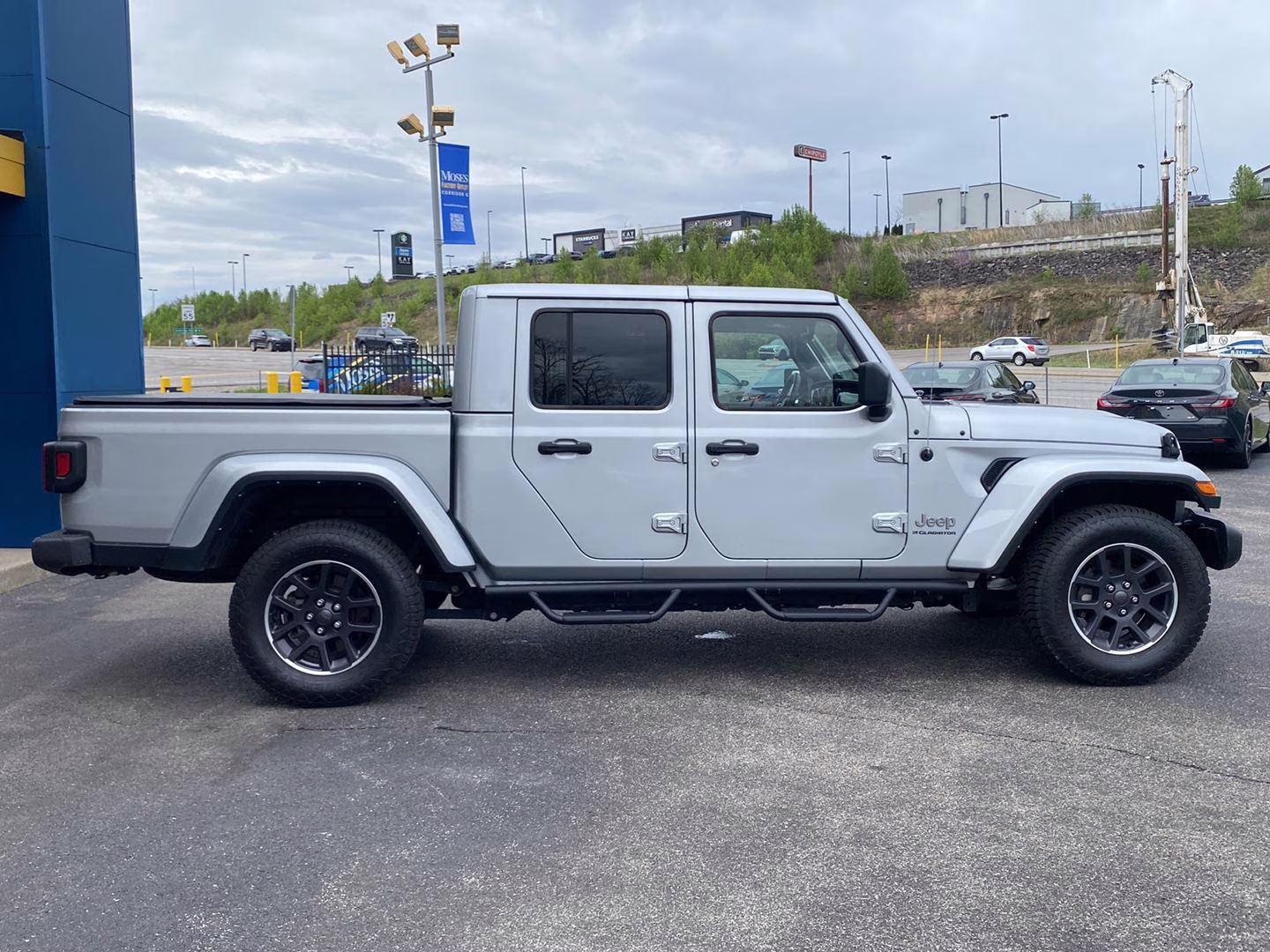 2023 Silver Zynith Clearcoat Jeep Gladiator Overland 4X4 Truck