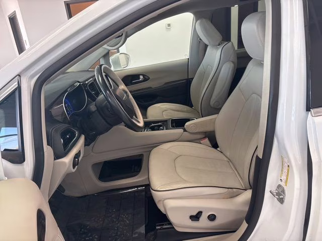 2021 Bright White Clearcoat Chrysler Pacifica Limited AWD Van