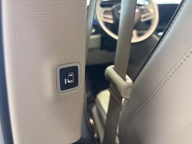 2021 Bright White Clearcoat Chrysler Pacifica Limited AWD Van