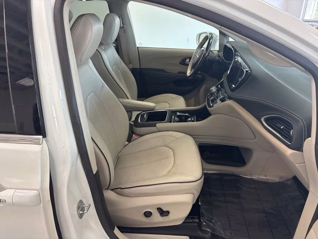 2021 Bright White Clearcoat Chrysler Pacifica Limited AWD Van