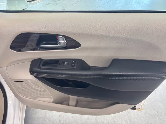 2021 Bright White Clearcoat Chrysler Pacifica Limited AWD Van