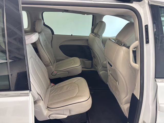 2021 Bright White Clearcoat Chrysler Pacifica Limited AWD Van
