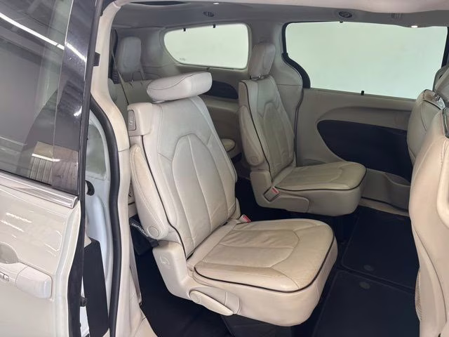 2021 Bright White Clearcoat Chrysler Pacifica Limited AWD Van