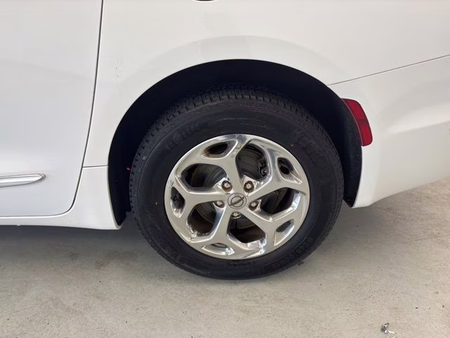 2021 Bright White Clearcoat Chrysler Pacifica Limited AWD Van