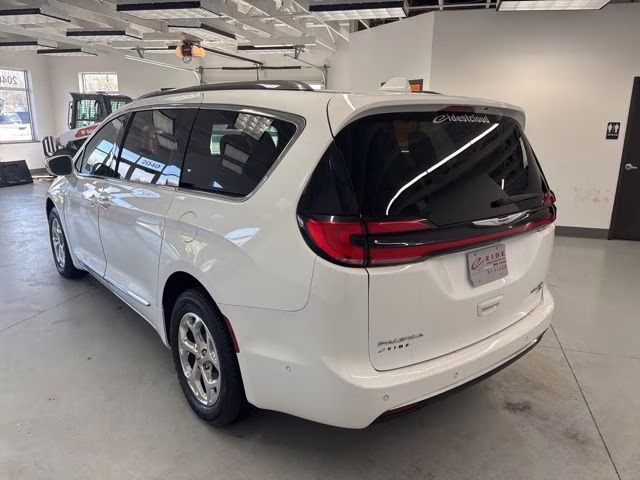 2021 Bright White Clearcoat Chrysler Pacifica Limited AWD Van