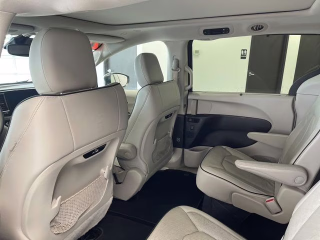 2021 Granite Crystal Metallic Clearcoat Chrysler Pacifica Limited AWD Van