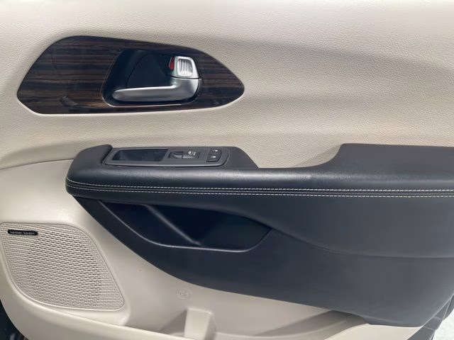 2021 Granite Crystal Metallic Clearcoat Chrysler Pacifica Limited AWD Van