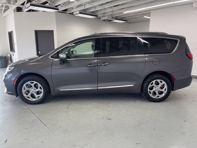 2021 Granite Crystal Metallic Clearcoat Chrysler Pacifica Limited AWD Van