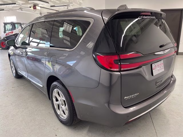 2021 Granite Crystal Metallic Clearcoat Chrysler Pacifica Limited AWD Van