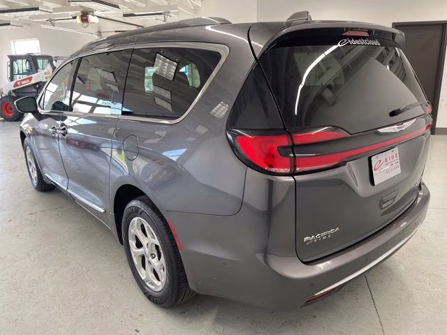 2021 Granite Crystal Metallic Clearcoat Chrysler Pacifica Limited AWD Van