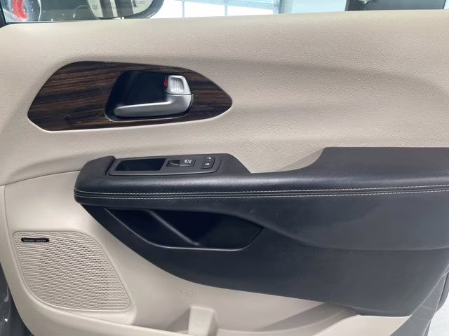 2021 Ceramic Gray Clearcoat Chrysler Pacifica Limited AWD Van