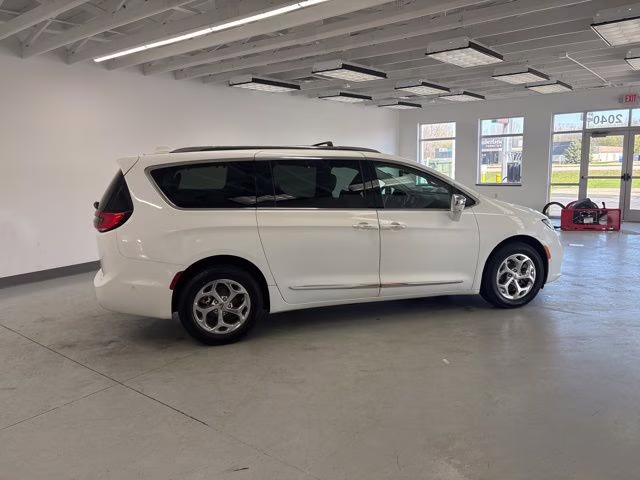 2021 Bright White Clearcoat Chrysler Pacifica Limited AWD Van