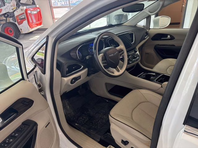 2021 Bright White Clearcoat Chrysler Pacifica Limited AWD Van
