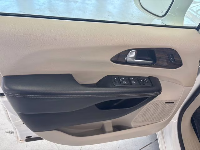 2021 Bright White Clearcoat Chrysler Pacifica Limited AWD Van