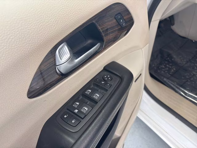 2021 Bright White Clearcoat Chrysler Pacifica Limited AWD Van