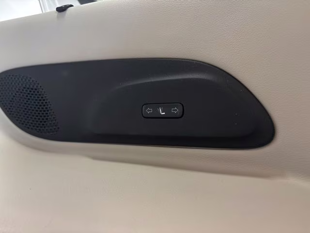 2021 Bright White Clearcoat Chrysler Pacifica Limited AWD Van