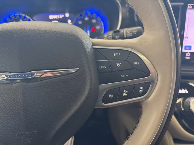 2021 Bright White Clearcoat Chrysler Pacifica Limited AWD Van