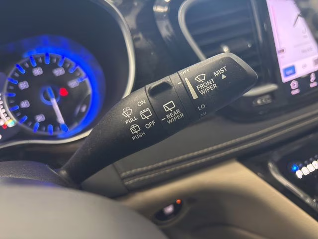 2021 Bright White Clearcoat Chrysler Pacifica Limited AWD Van