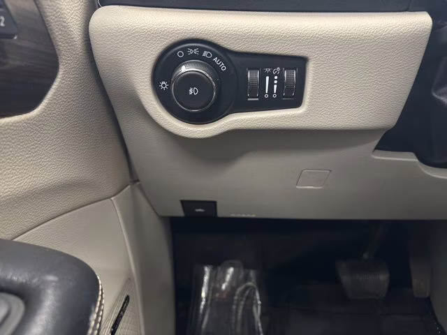 2021 Bright White Clearcoat Chrysler Pacifica Limited AWD Van