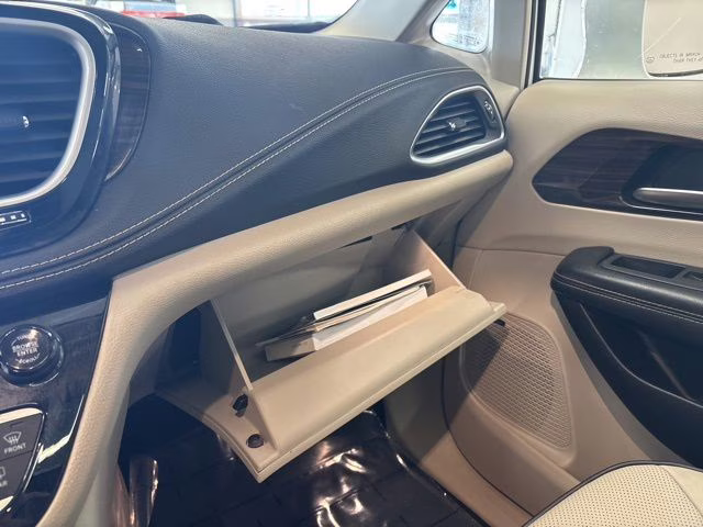 2021 Bright White Clearcoat Chrysler Pacifica Limited AWD Van