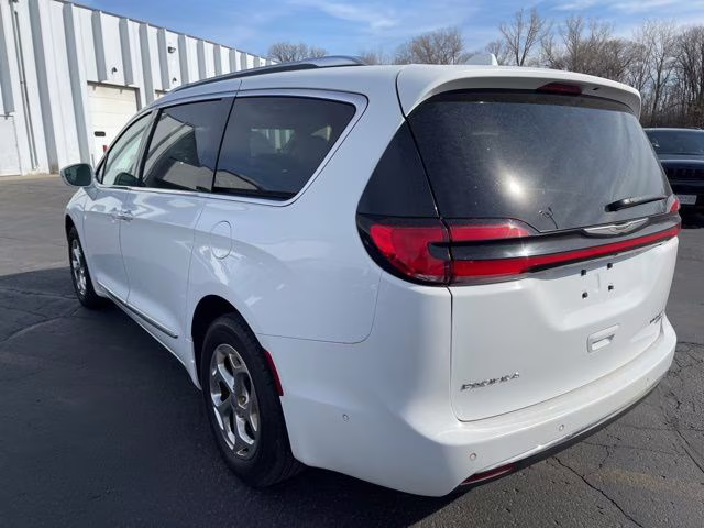 2021 Bright White Clearcoat Chrysler Pacifica Limited AWD Van