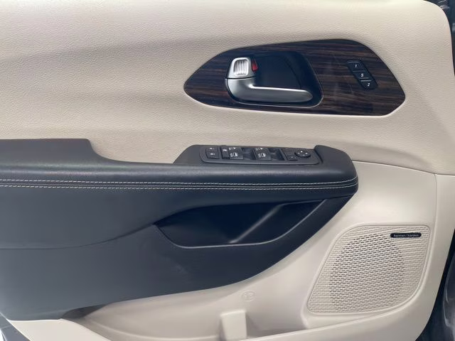2021 Granite Crystal Metallic Clearcoat Chrysler Pacifica Limited AWD Van